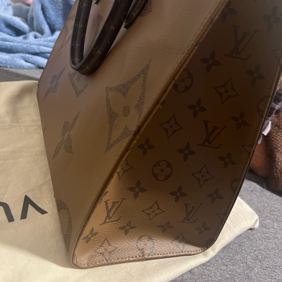 Lightly used lv on the go tote mm - Picture 3 of 5